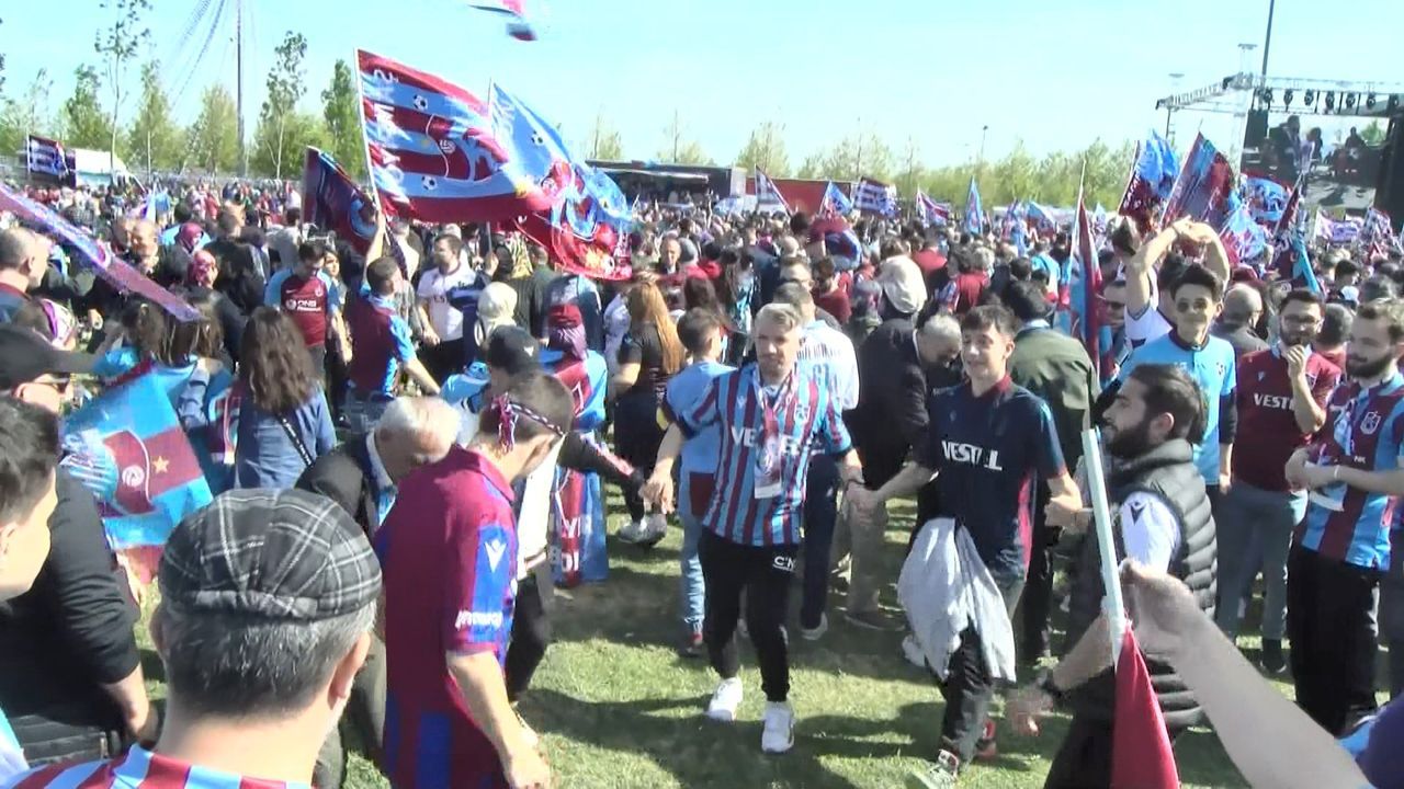 Trabzonspor, şampiyonluğu İstanbul’da kutladı! Yenikapı doldu taştı 38