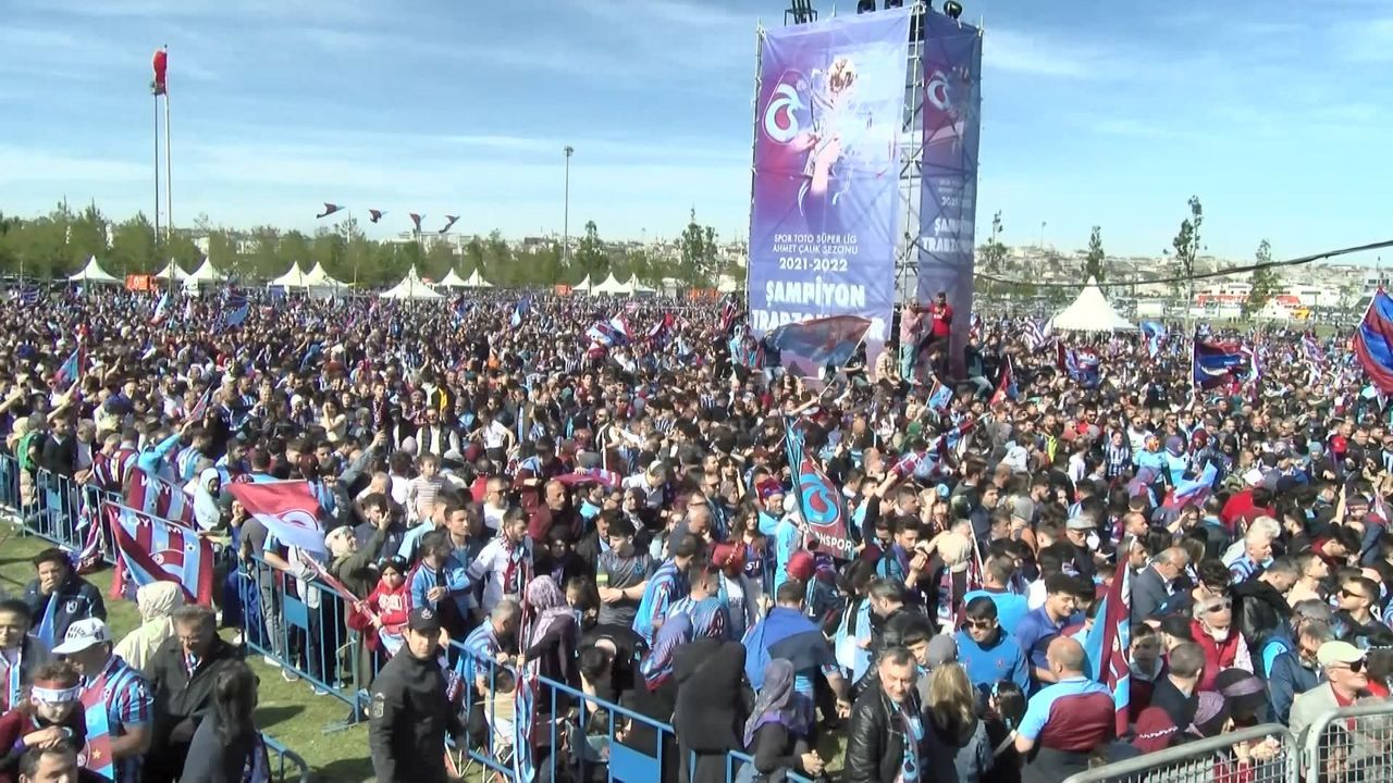 Trabzonspor, şampiyonluğu İstanbul’da kutladı! Yenikapı doldu taştı 36