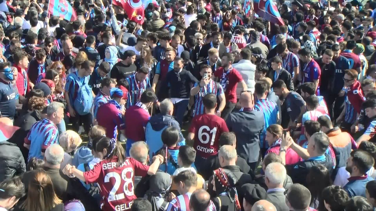 Trabzonspor, şampiyonluğu İstanbul’da kutladı! Yenikapı doldu taştı 37