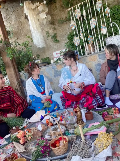 Bebeğine kavuşmak için gün sayan Demet Evgar baby shower yerine 'anneliğe geçiş kutlaması' yaptı 13