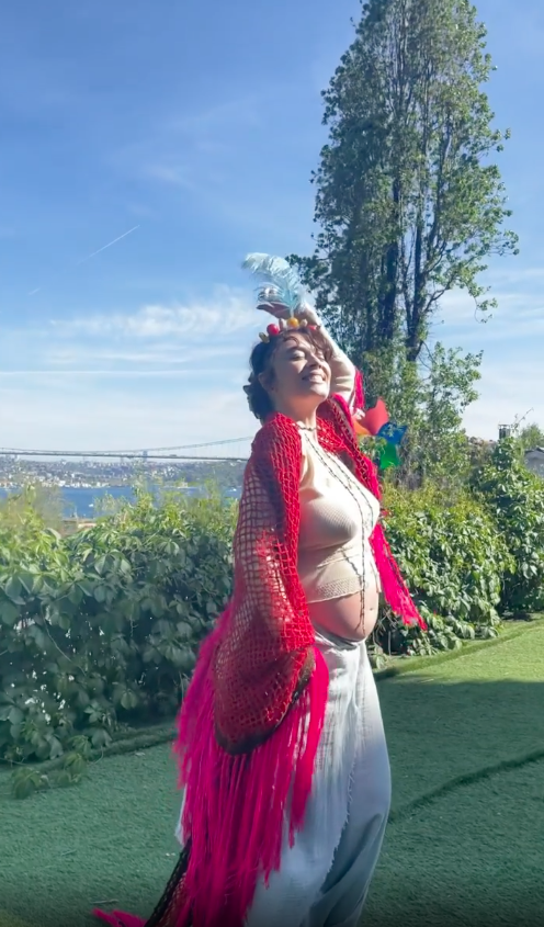 Bebeğine kavuşmak için gün sayan Demet Evgar baby shower yerine 'anneliğe geçiş kutlaması' yaptı 14