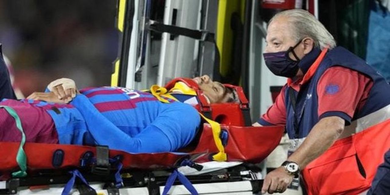 Takım arkadaşıyla kafa kafaya çarpışan Barcelonalı Ronald Araujo beyin sarsıntısı geçirdi 3