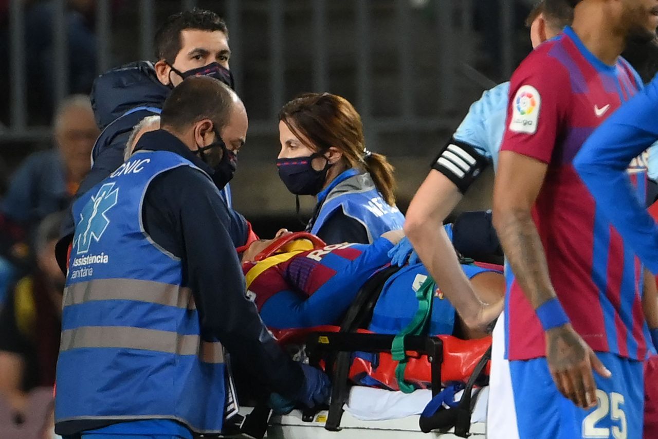 Takım arkadaşıyla kafa kafaya çarpışan Barcelonalı Ronald Araujo beyin sarsıntısı geçirdi 5