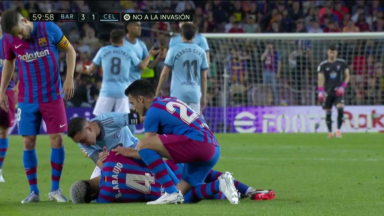 Takım arkadaşıyla kafa kafaya çarpışan Barcelonalı Ronald Araujo beyin sarsıntısı geçirdi 8