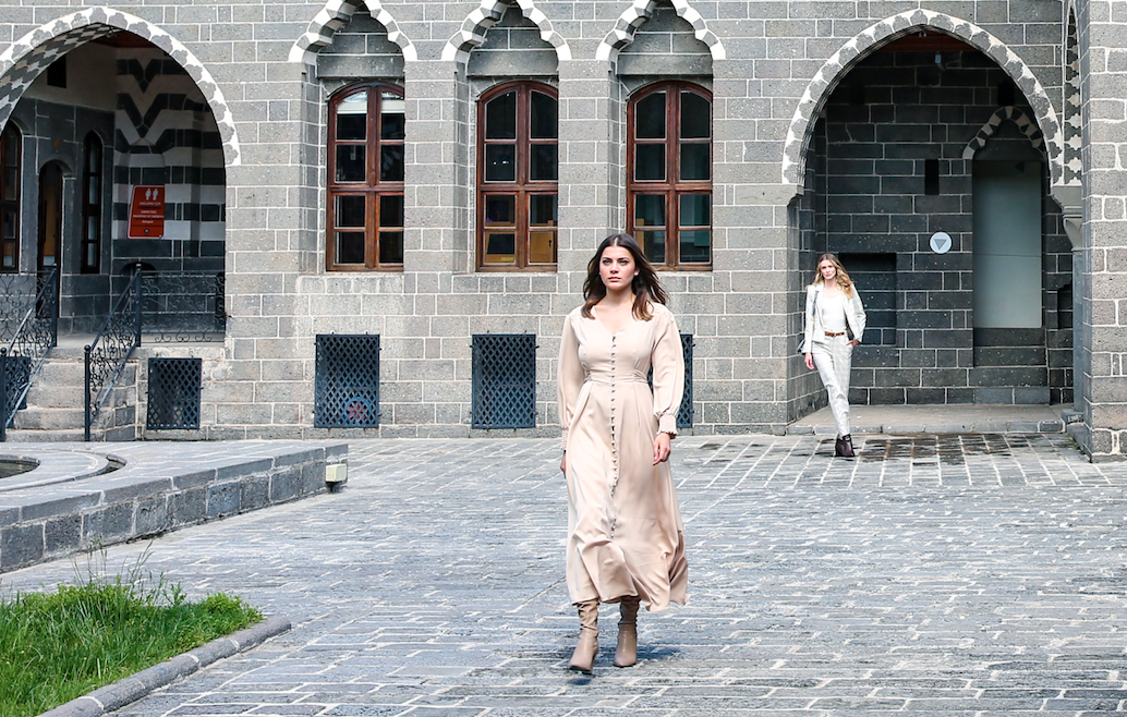 Ünlü mankenler Diyarbakır'ın tarihi mekanlarında defile gerçekleştirdi 23