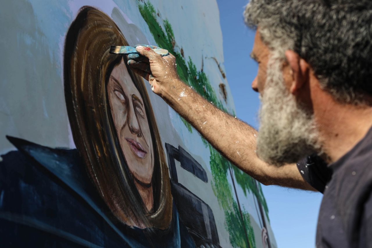 İdlibli grafiti sanatçısı, İsrail’in öldürdüğü Filistinli gazeteciyi resmetti 3