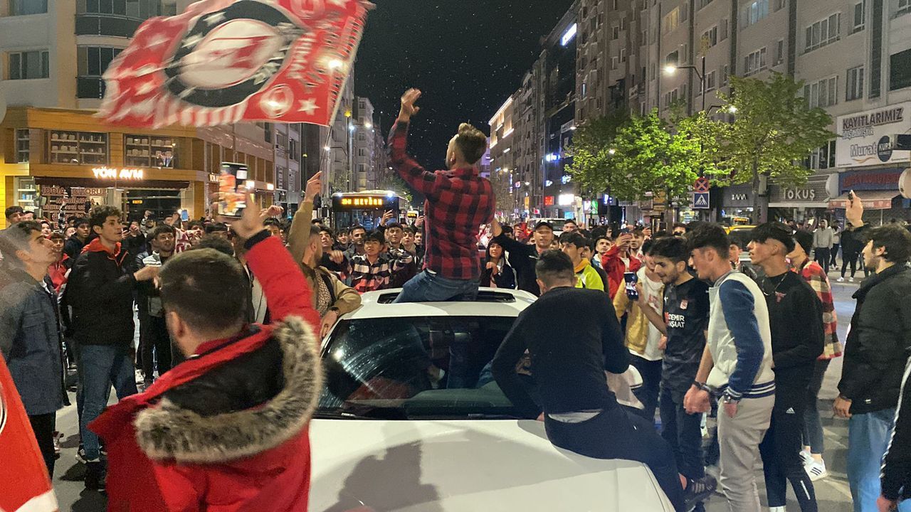 Demir Grup Sivassporlu taraftarların final coşkusu! 2