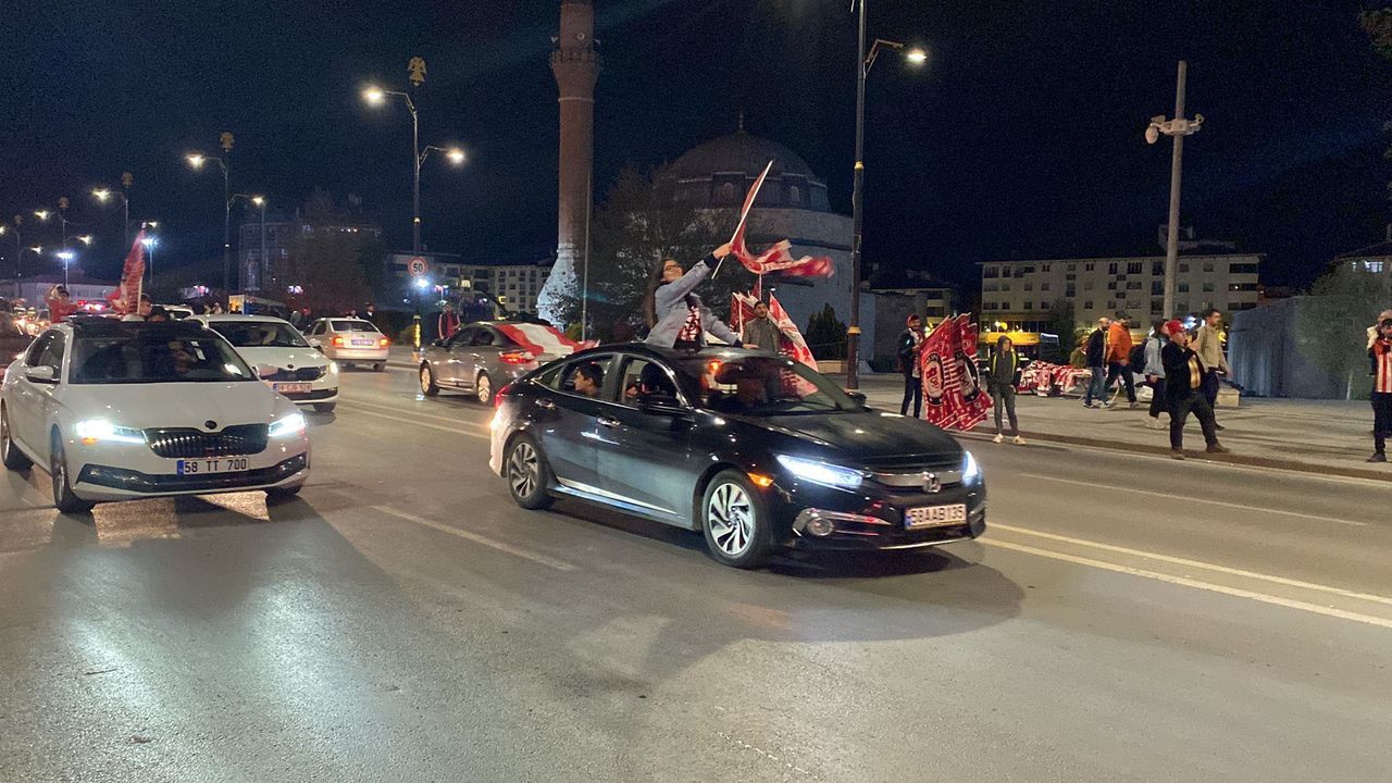 Demir Grup Sivassporlu taraftarların final coşkusu! 3