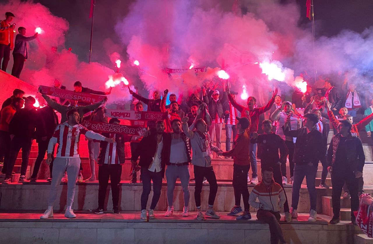 Demir Grup Sivassporlu taraftarların final coşkusu! 1