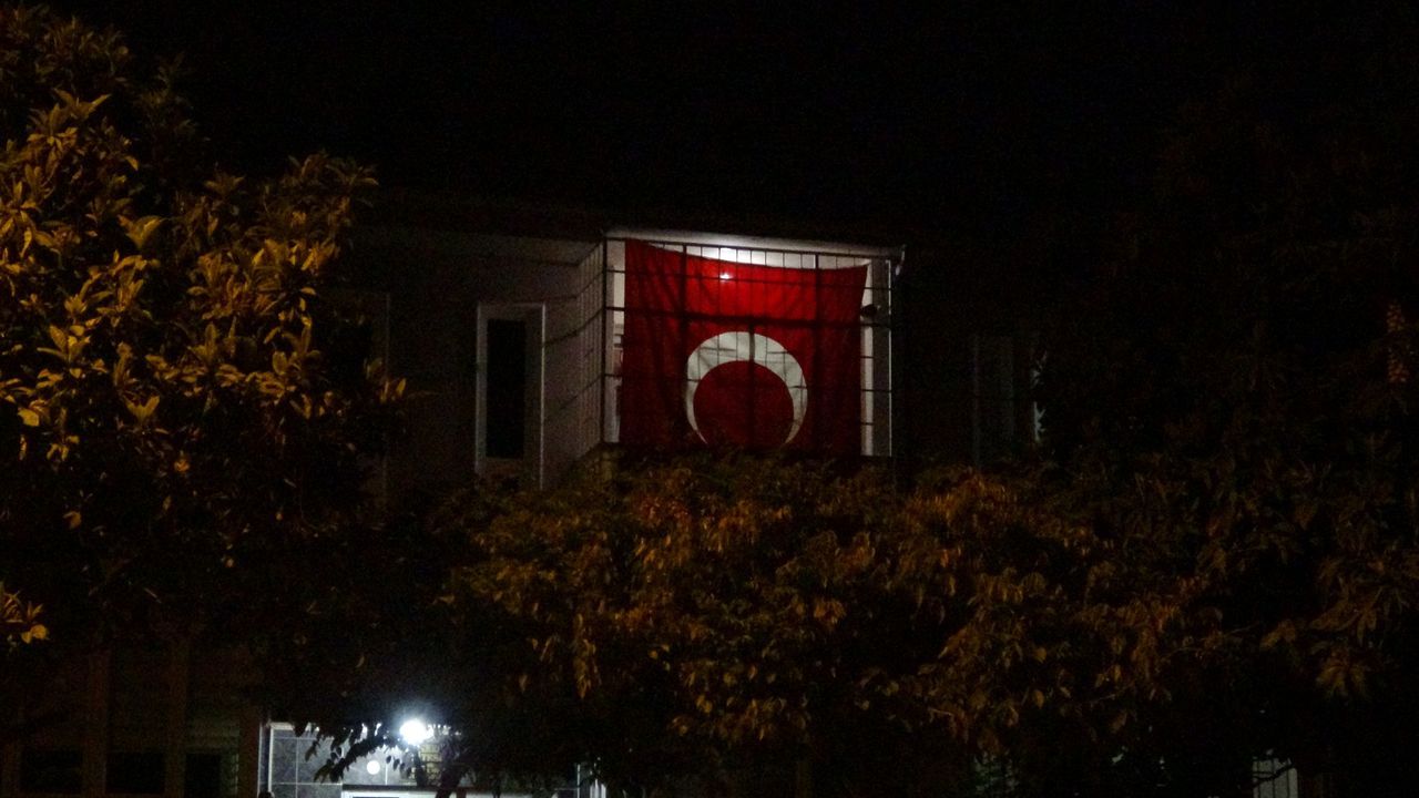Bursa'ya şehit ateşi düştü! Kovalamacada kamyon altında kalan şehit polis 1 ay önce evlenmiş 4