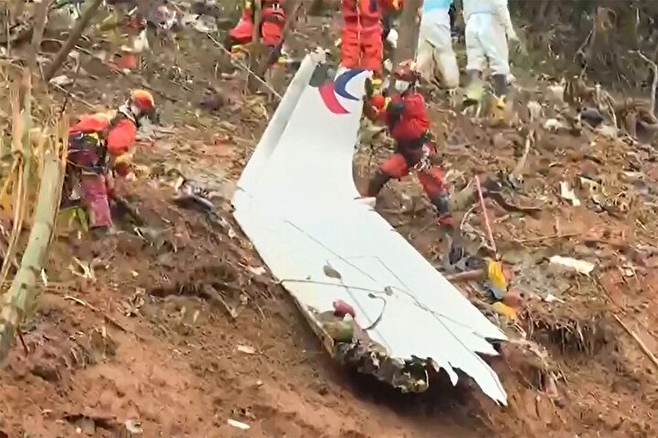 Çin'de yolcu uçağı kalkış sırasında alev aldı: 40'tan fazla yaralı var... 11