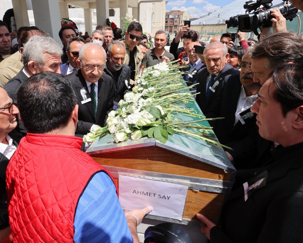 Fazıl Say’ın babası müzikolog ve yazar Ahmet Say dualarla son yolculuğuna uğurlandı 15
