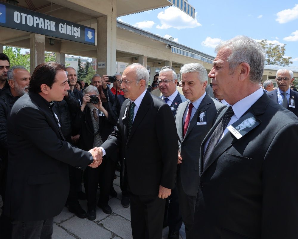 Fazıl Say’ın babası müzikolog ve yazar Ahmet Say dualarla son yolculuğuna uğurlandı 8
