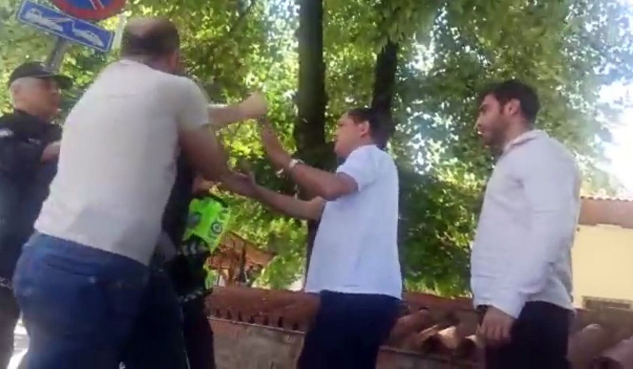 Ahırı yıkılan köylü inekleriyle belediyeyi bastı 4