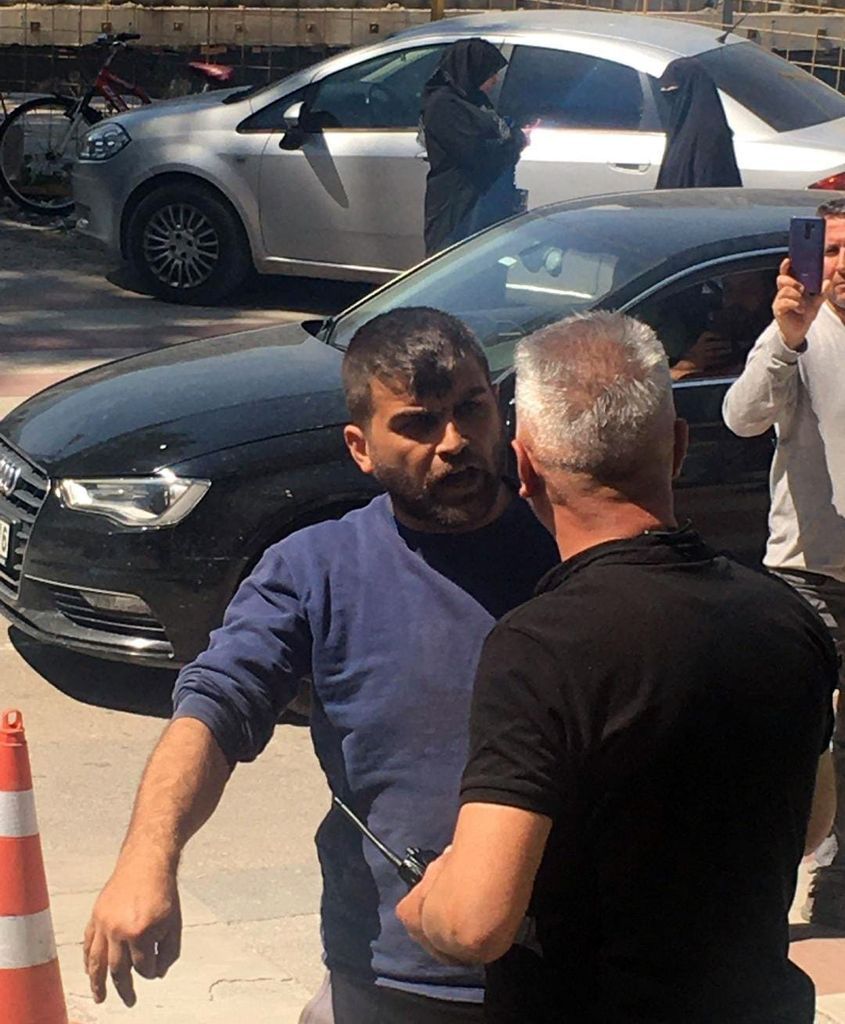 Ahırı yıkılan köylü inekleriyle belediyeyi bastı 6