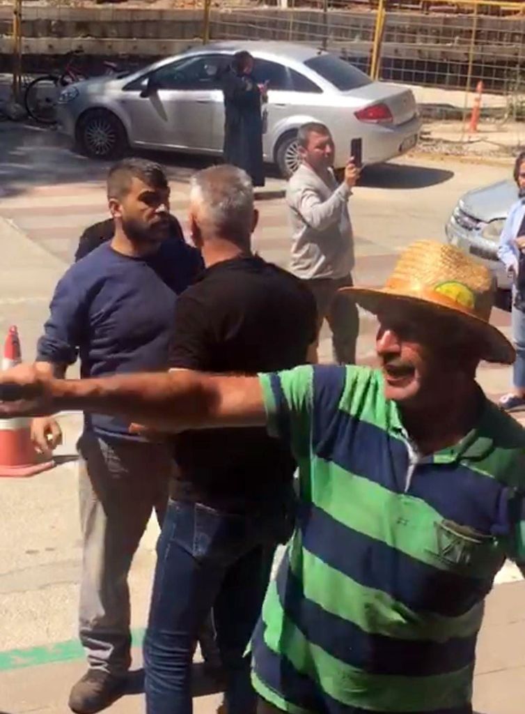 Ahırı yıkılan köylü inekleriyle belediyeyi bastı 7