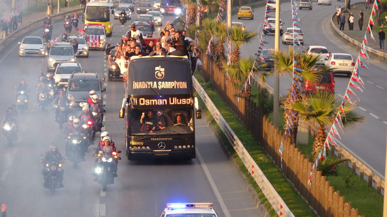 Trabzonspor kafilesi şampiyonluk kutlamaları için üstü açık otobüsle stada gitti 1