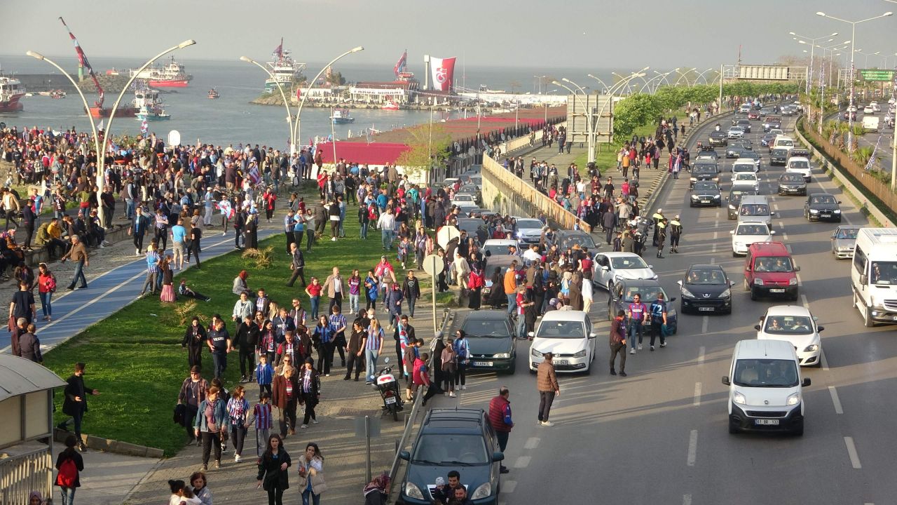 Trabzonspor kafilesi şampiyonluk kutlamaları için üstü açık otobüsle stada gitti 3