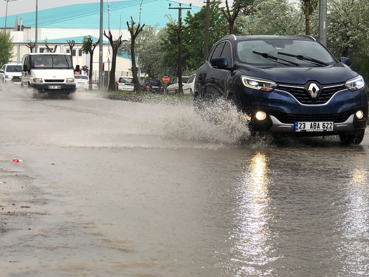 Sağanak yağış birçok şehirde hayatı felç etti! Araçlar sulara gömüldü, iş yerlerini su bastı 2