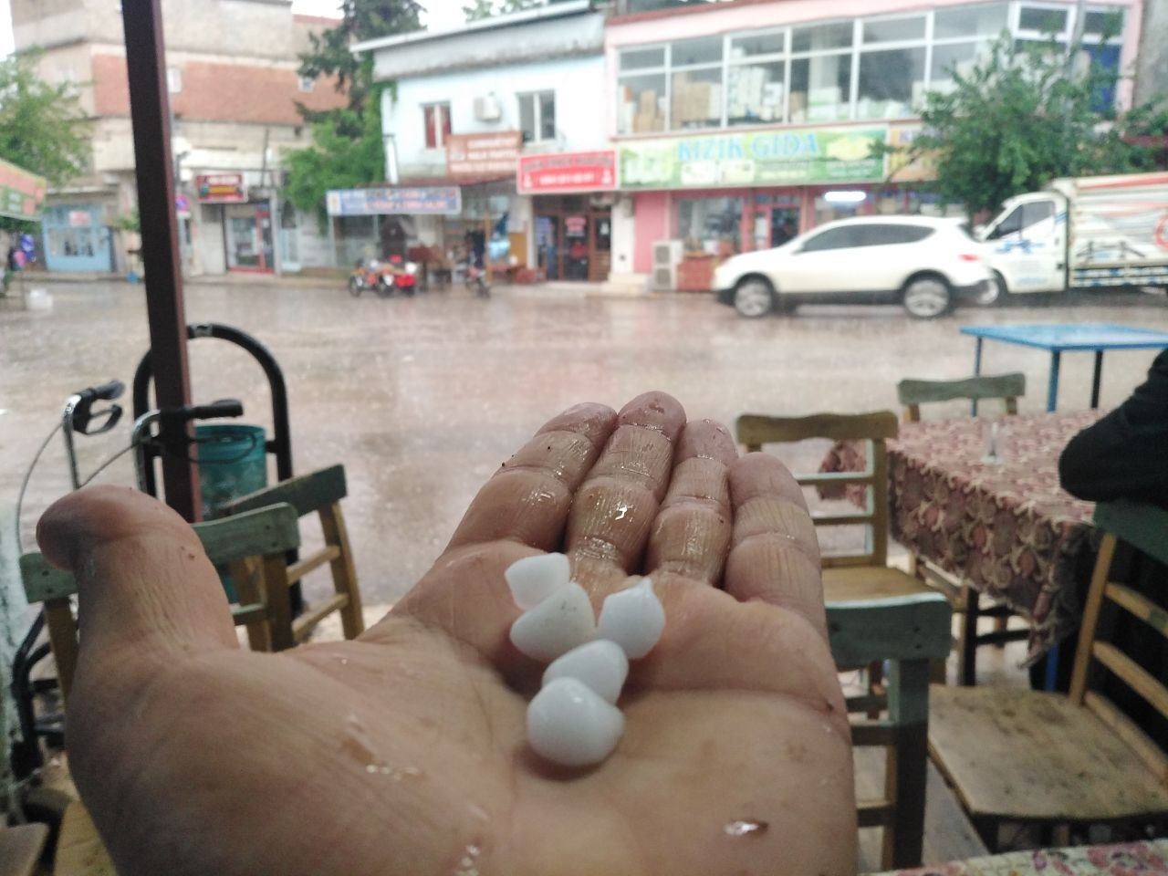Sağanak yağış birçok şehirde hayatı felç etti! Araçlar sulara gömüldü, iş yerlerini su bastı 3