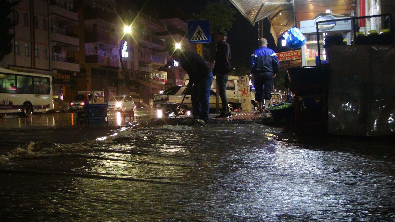 Sağanak yağış birçok şehirde hayatı felç etti! Araçlar sulara gömüldü, iş yerlerini su bastı 7