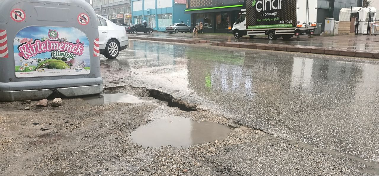 Sağanak yağış birçok şehirde hayatı felç etti! Araçlar sulara gömüldü, iş yerlerini su bastı 8