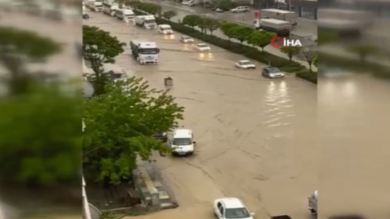Sağanak yağış birçok şehirde hayatı felç etti! Araçlar sulara gömüldü, iş yerlerini su bastı 1