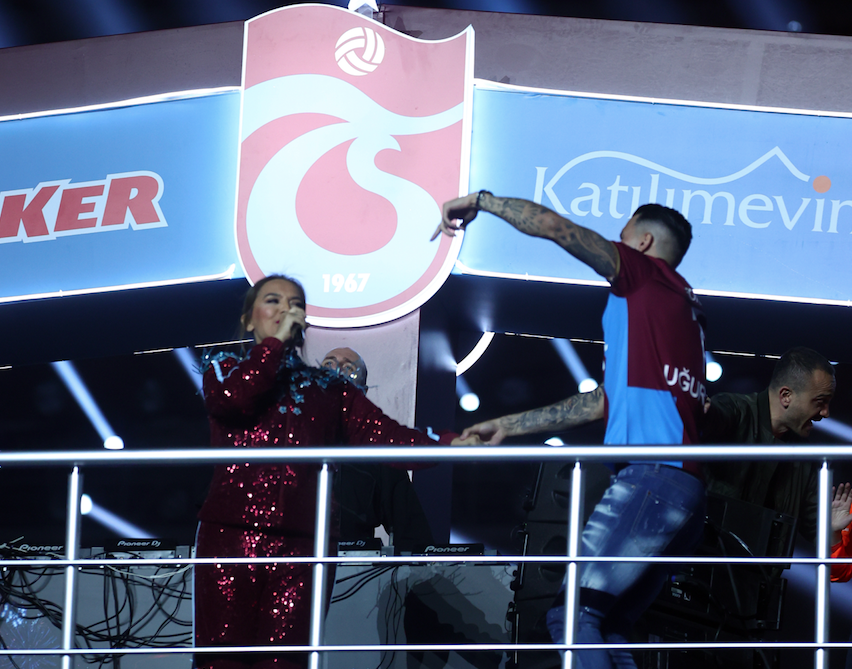 Demet Akalın, Trabzonspor taraftarını kırmadı... Kutlamalarda giydiği takımı saatler içinde hazırlattı 6