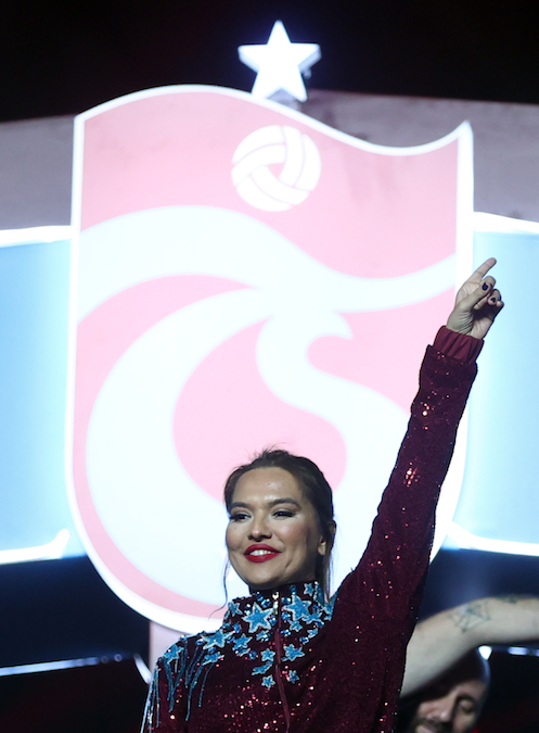 Demet Akalın, Trabzonspor taraftarını kırmadı... Kutlamalarda giydiği takımı saatler içinde hazırlattı 8