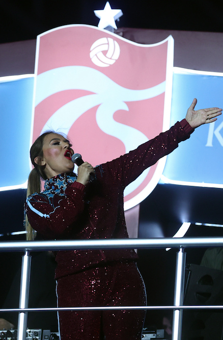 Demet Akalın, Trabzonspor taraftarını kırmadı... Kutlamalarda giydiği takımı saatler içinde hazırlattı 7