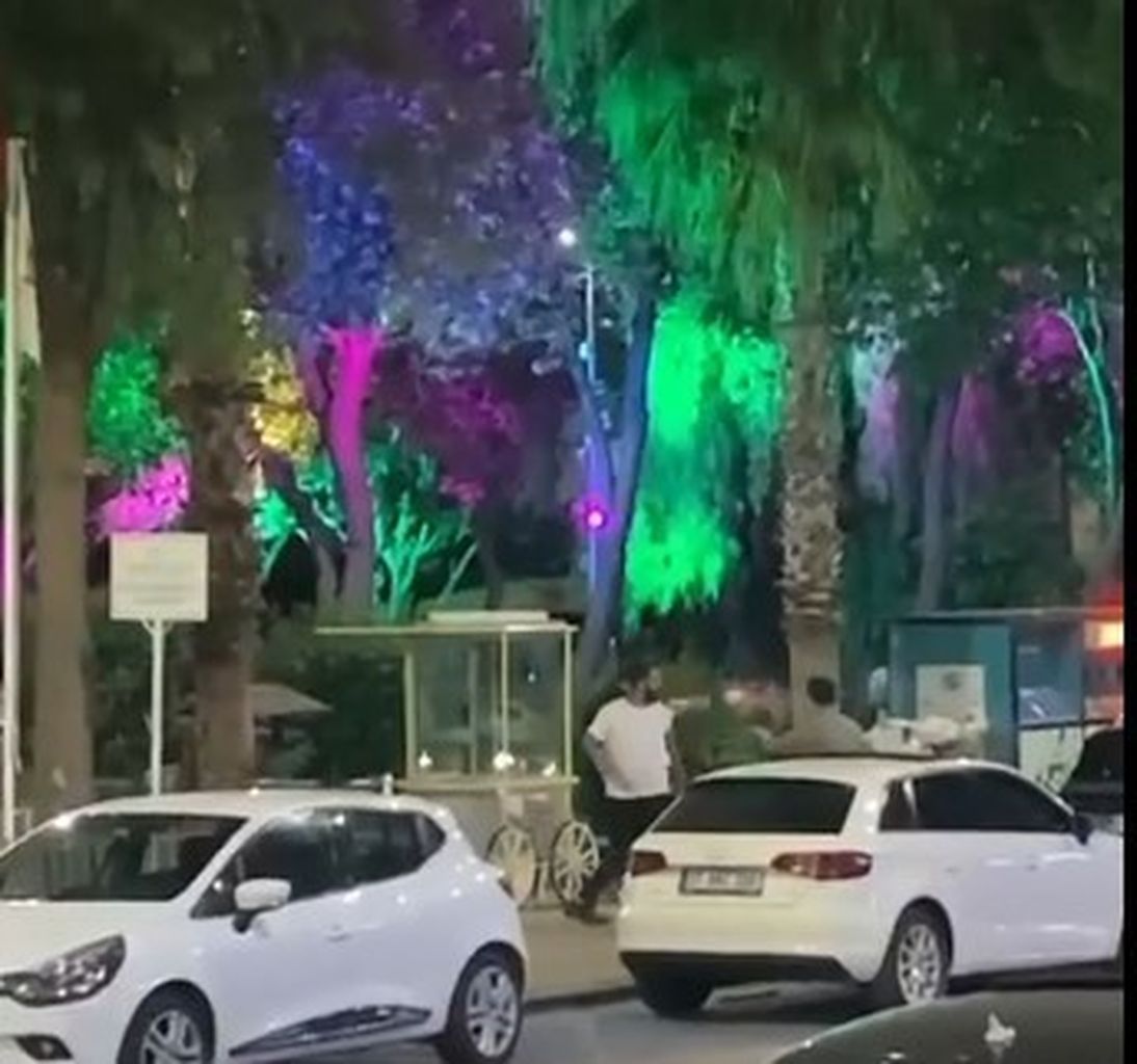 Dün barışmışlardı, bugün silahları çektiler! Antalya'da kanlı kavga kamerada 1