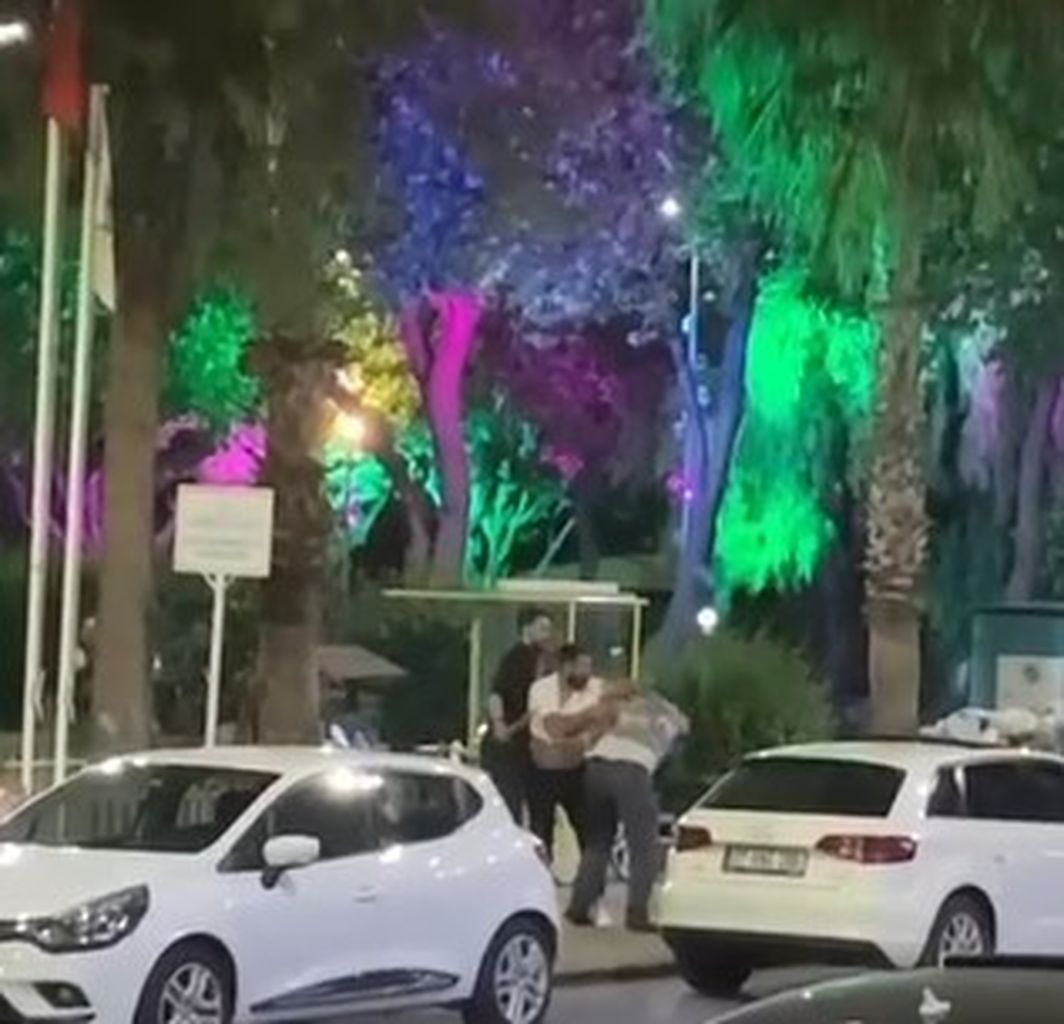 Dün barışmışlardı, bugün silahları çektiler! Antalya'da kanlı kavga kamerada 2