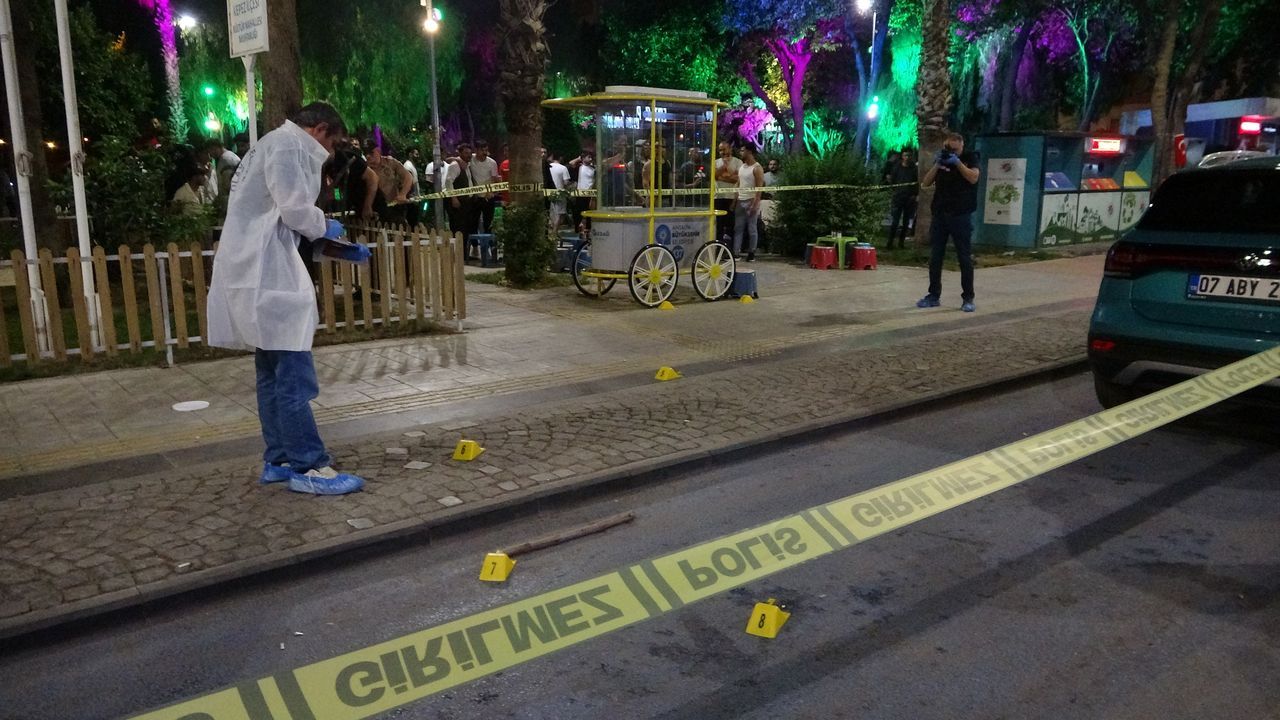 Dün barışmışlardı, bugün silahları çektiler! Antalya'da kanlı kavga kamerada 7