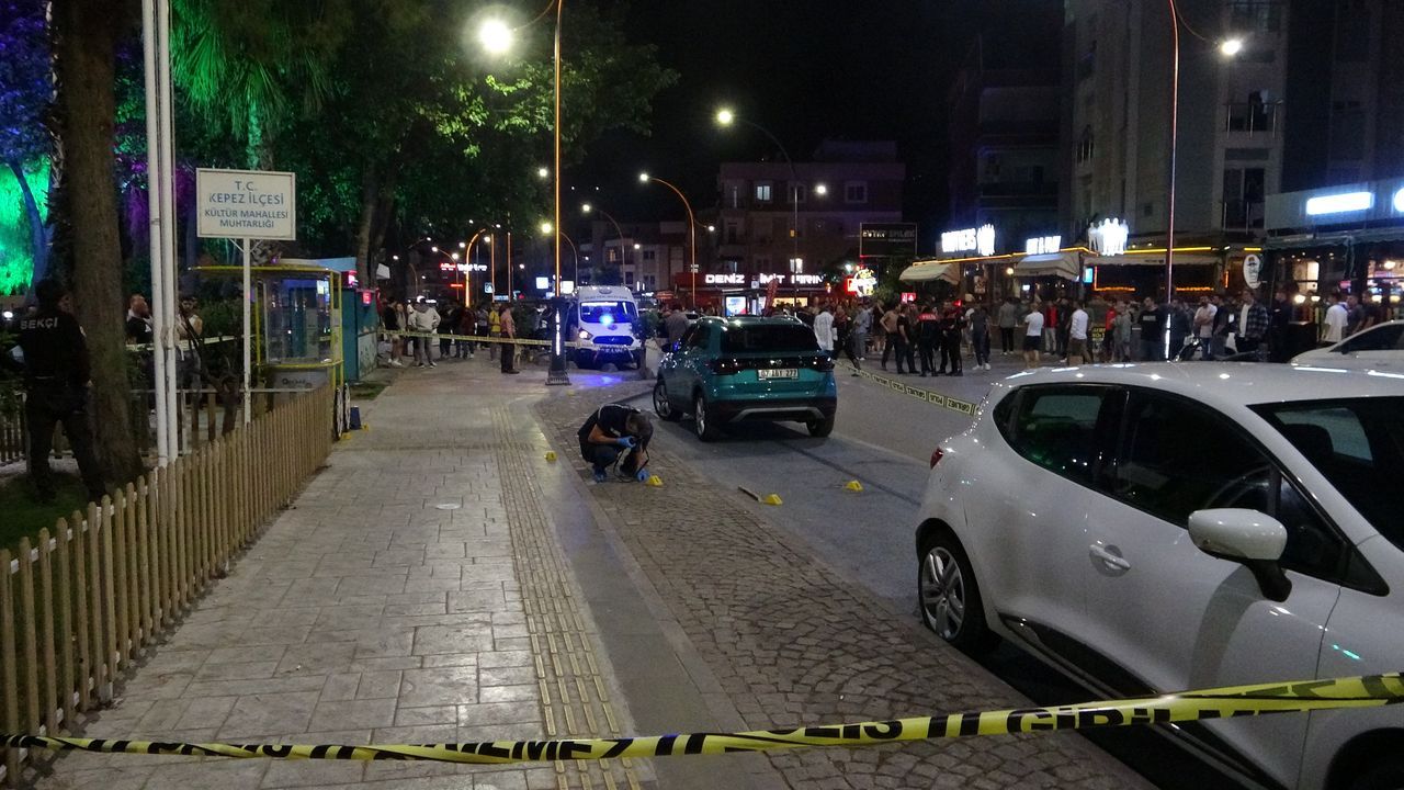 Dün barışmışlardı, bugün silahları çektiler! Antalya'da kanlı kavga kamerada 8