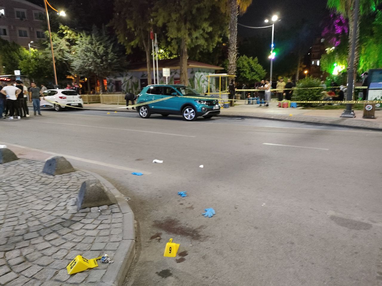 Dün barışmışlardı, bugün silahları çektiler! Antalya'da kanlı kavga kamerada 11