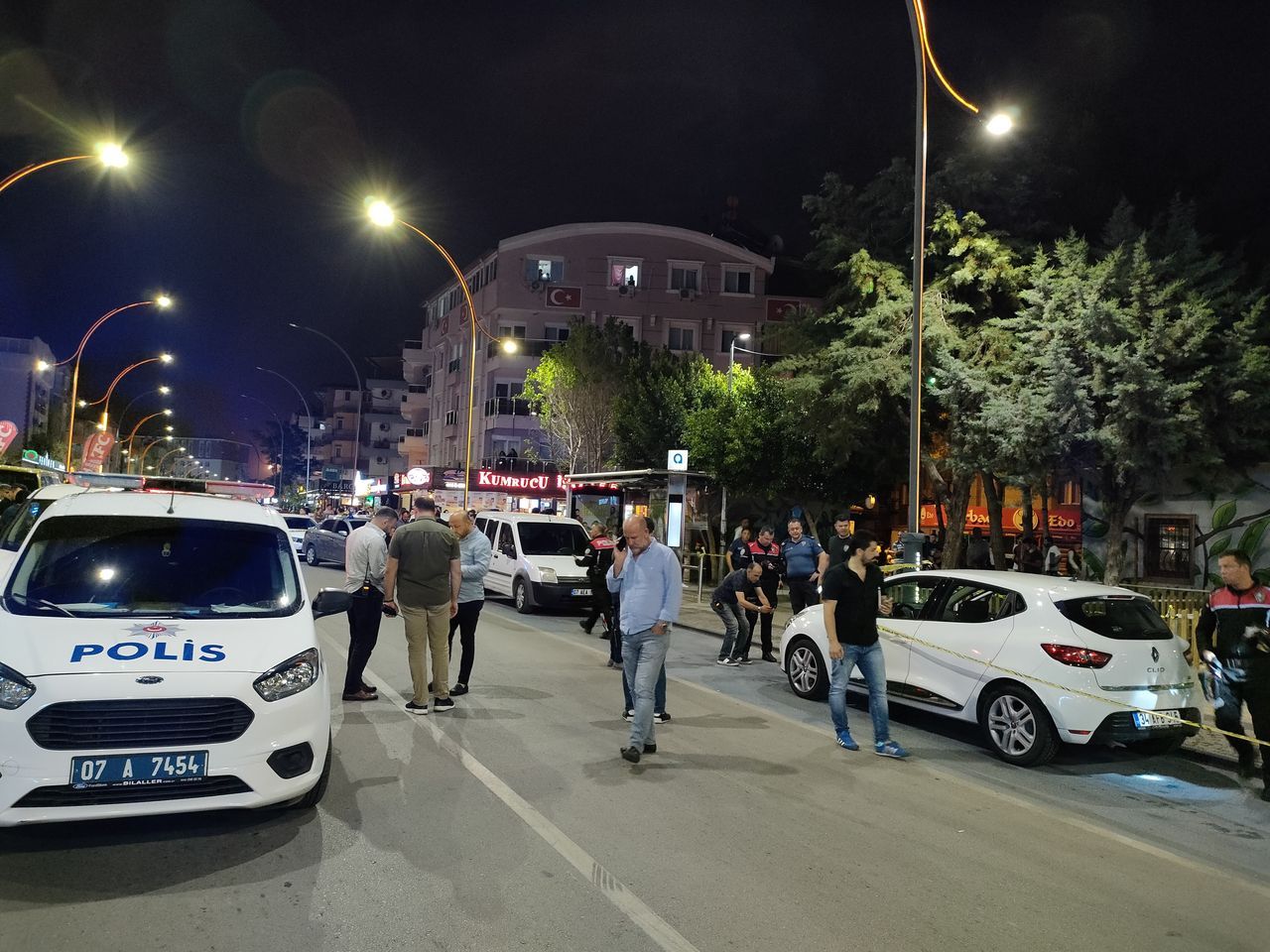 Dün barışmışlardı, bugün silahları çektiler! Antalya'da kanlı kavga kamerada 12