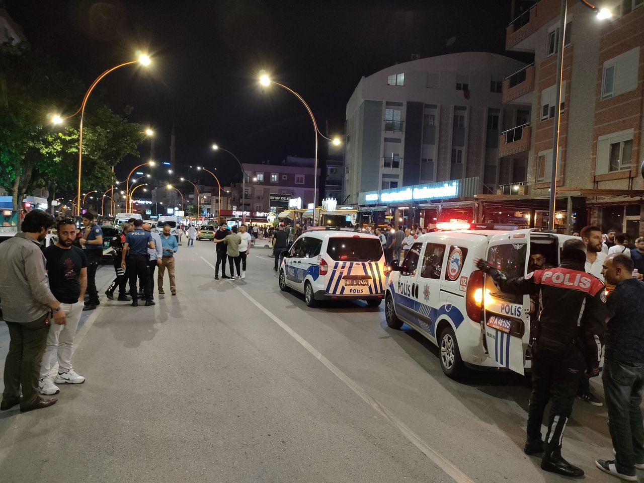 Dün barışmışlardı, bugün silahları çektiler! Antalya'da kanlı kavga kamerada 13