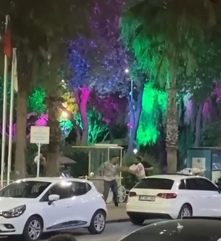 Dün barışmışlardı, bugün silahları çektiler! Antalya'da kanlı kavga kamerada 4