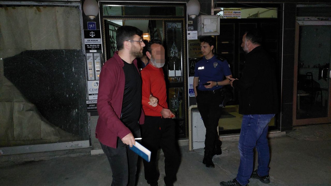 Samsun'da kadın avukata bıçaklı saldırı! Polis kan izlerini takip ederek sakdırganı yakaladı 4