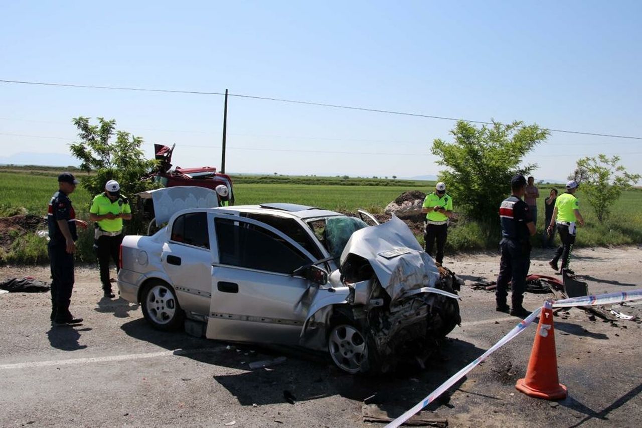 Uşak’ta feci kaza! 7 aylık hamile kadın ve annesi öldü 6