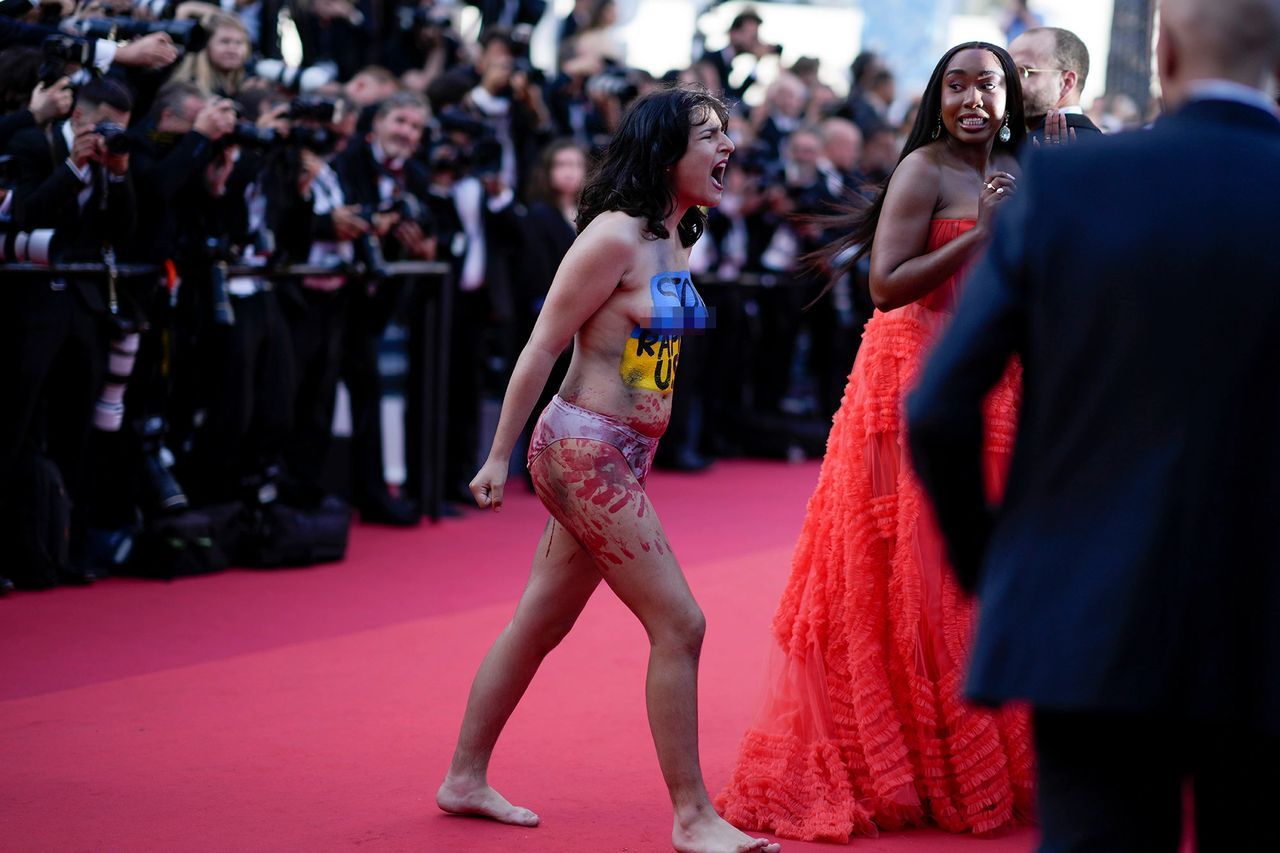 Cannes Festivali'nde çıplak protesto! Kırmızı halıyı bastı: Bize tecavüz etmeyin 2