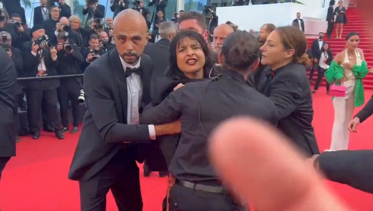 Cannes Festivali'nde çıplak protesto! Kırmızı halıyı bastı: Bize tecavüz etmeyin 6