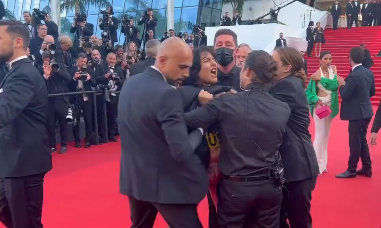 Cannes Festivali'nde çıplak protesto! Kırmızı halıyı bastı: Bize tecavüz etmeyin 7