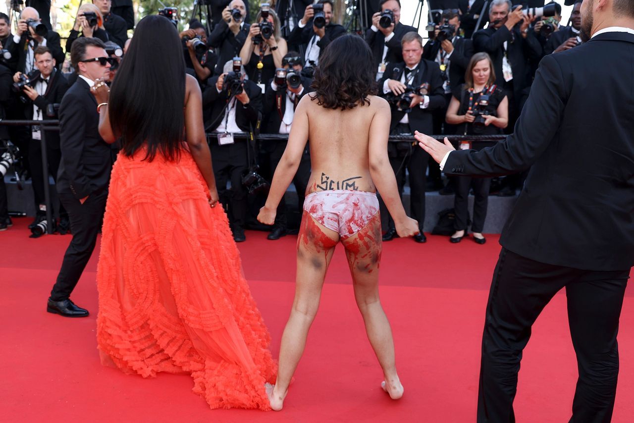 Cannes Festivali'nde çıplak protesto! Kırmızı halıyı bastı: Bize tecavüz etmeyin 3
