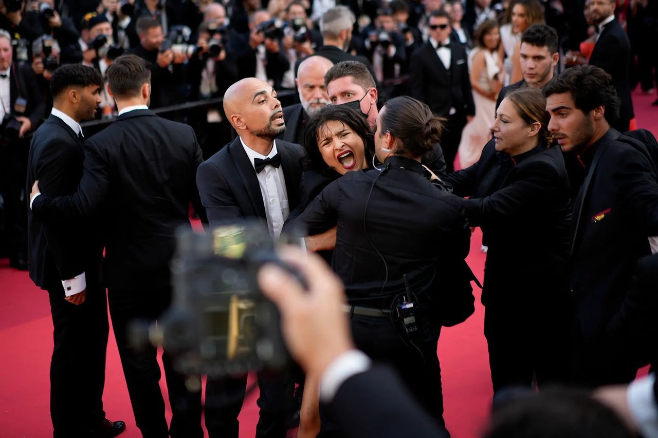 Cannes Festivali'nde çıplak protesto! Kırmızı halıyı bastı: Bize tecavüz etmeyin 4
