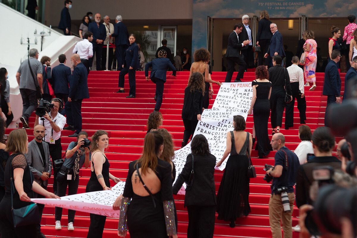 Cannes Film Festivali'nde kadın cinayetleri kırmızı halıda protesto edildi 1
