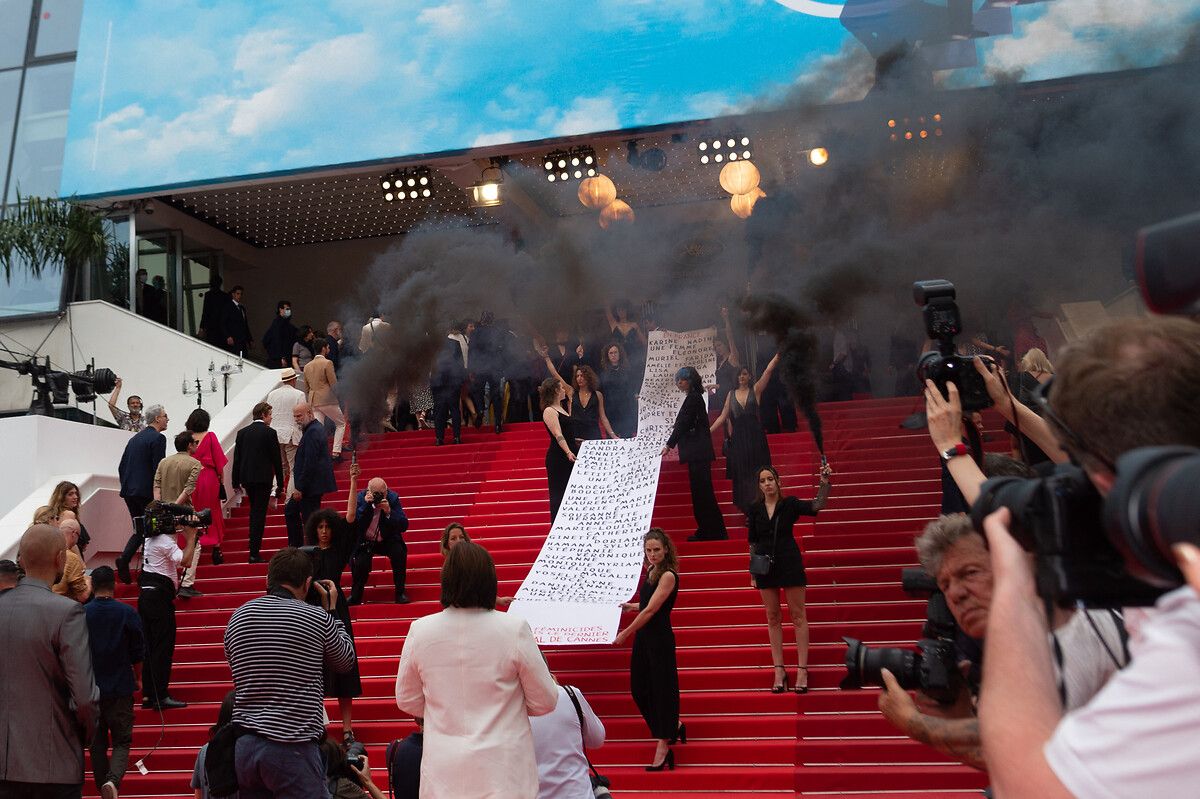 Cannes Film Festivali'nde kadın cinayetleri kırmızı halıda protesto edildi 3
