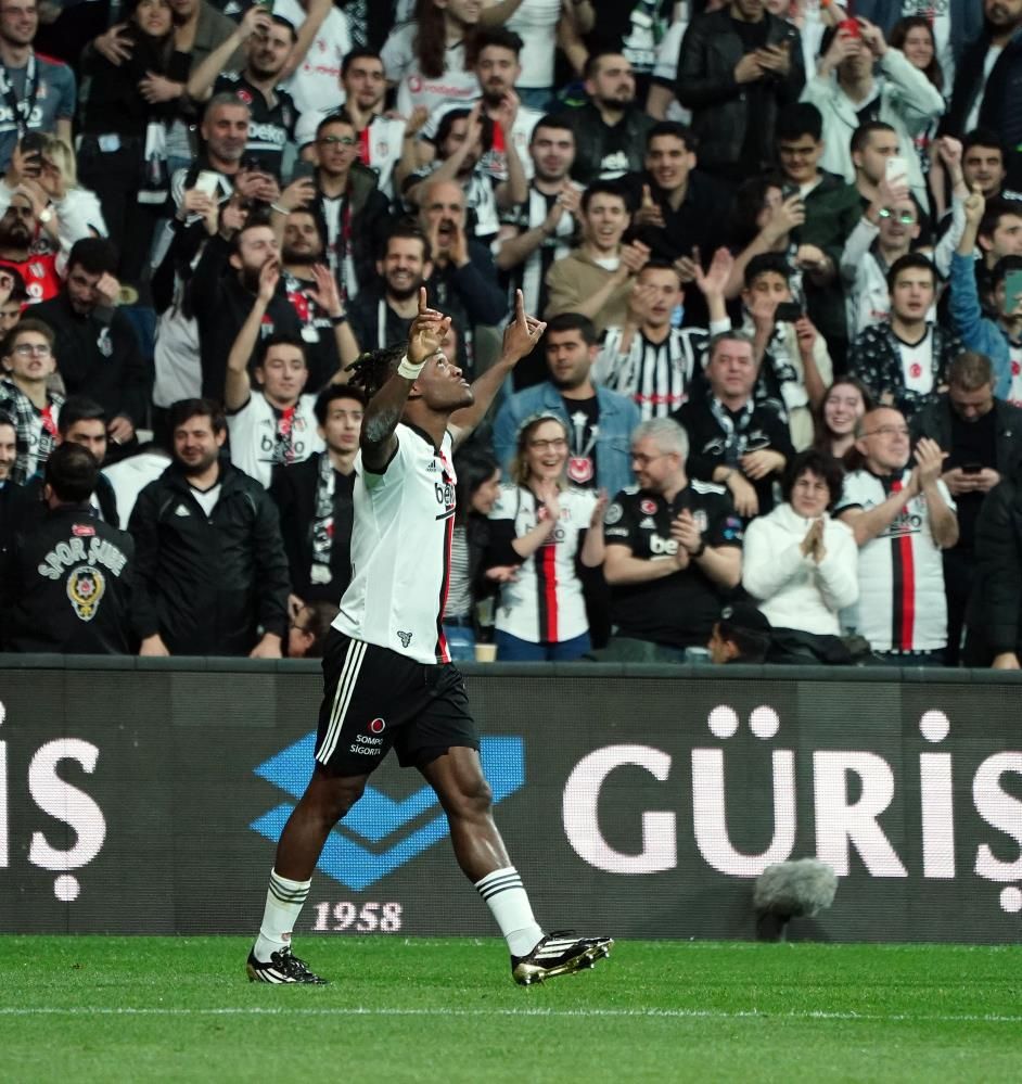 Beşiktaş'ta yıldız futbolcu Michy Batshuayi, sosyal medyadan siyah-beyazlı kulübe veda etti 2
