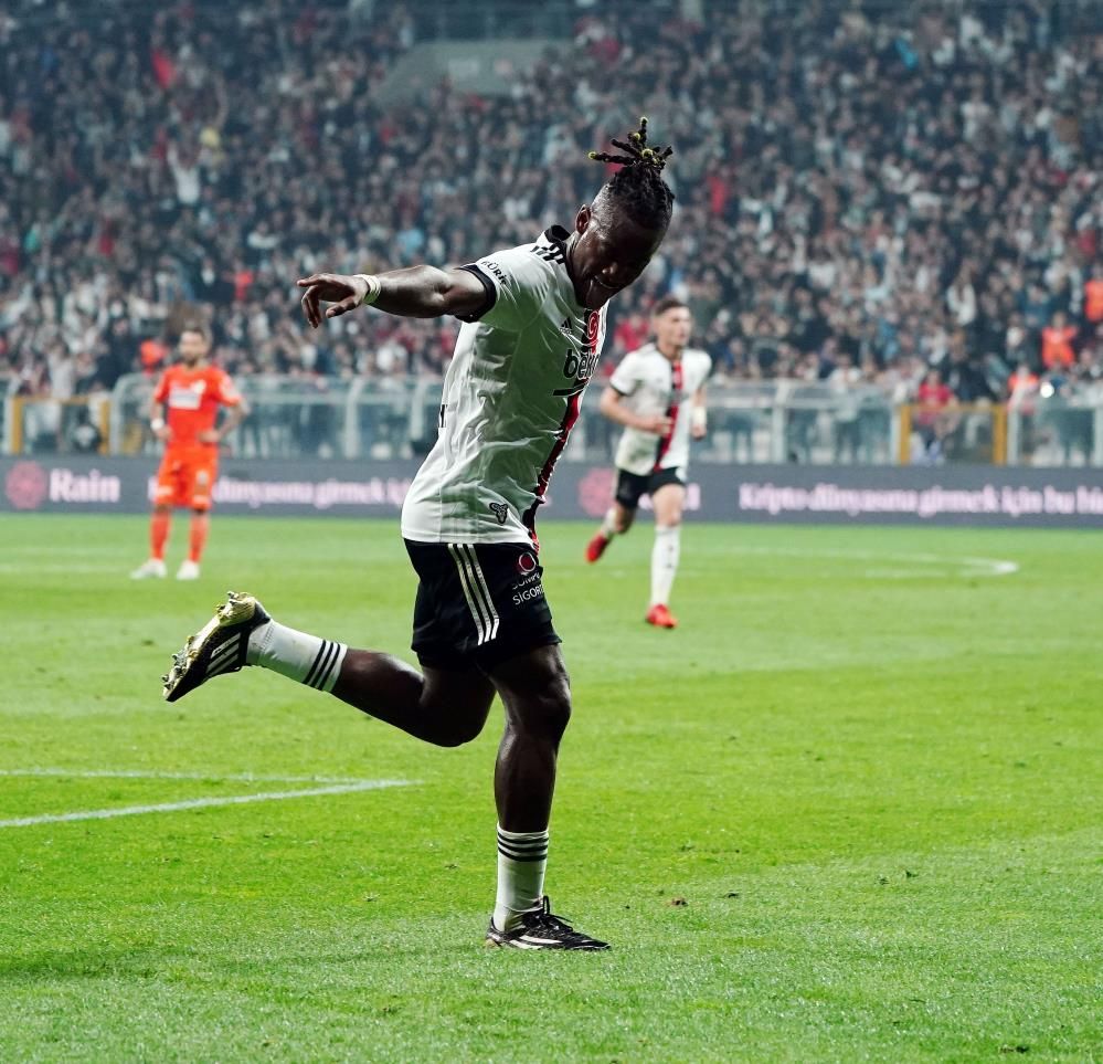 Beşiktaş'ta yıldız futbolcu Michy Batshuayi, sosyal medyadan siyah-beyazlı kulübe veda etti 4