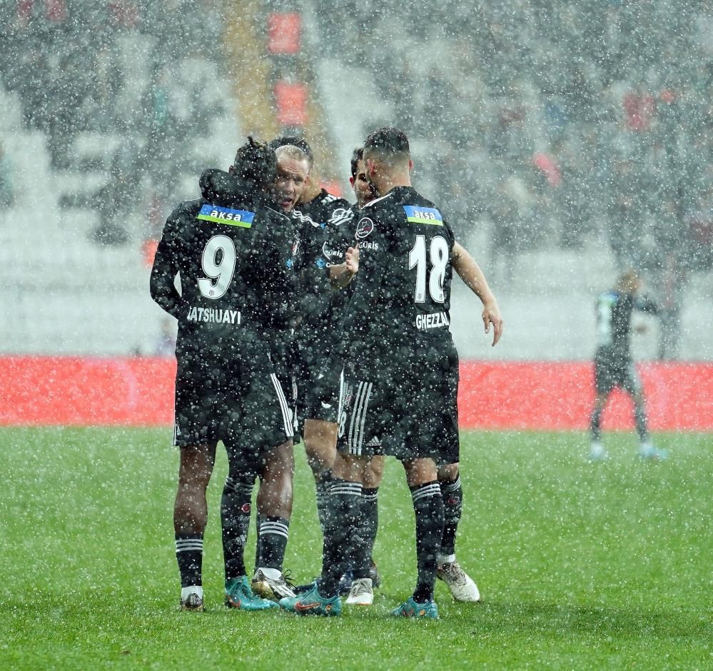 Beşiktaş'ta yıldız futbolcu Michy Batshuayi, sosyal medyadan siyah-beyazlı kulübe veda etti 5